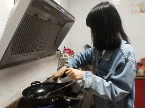 图为学生在家做饭