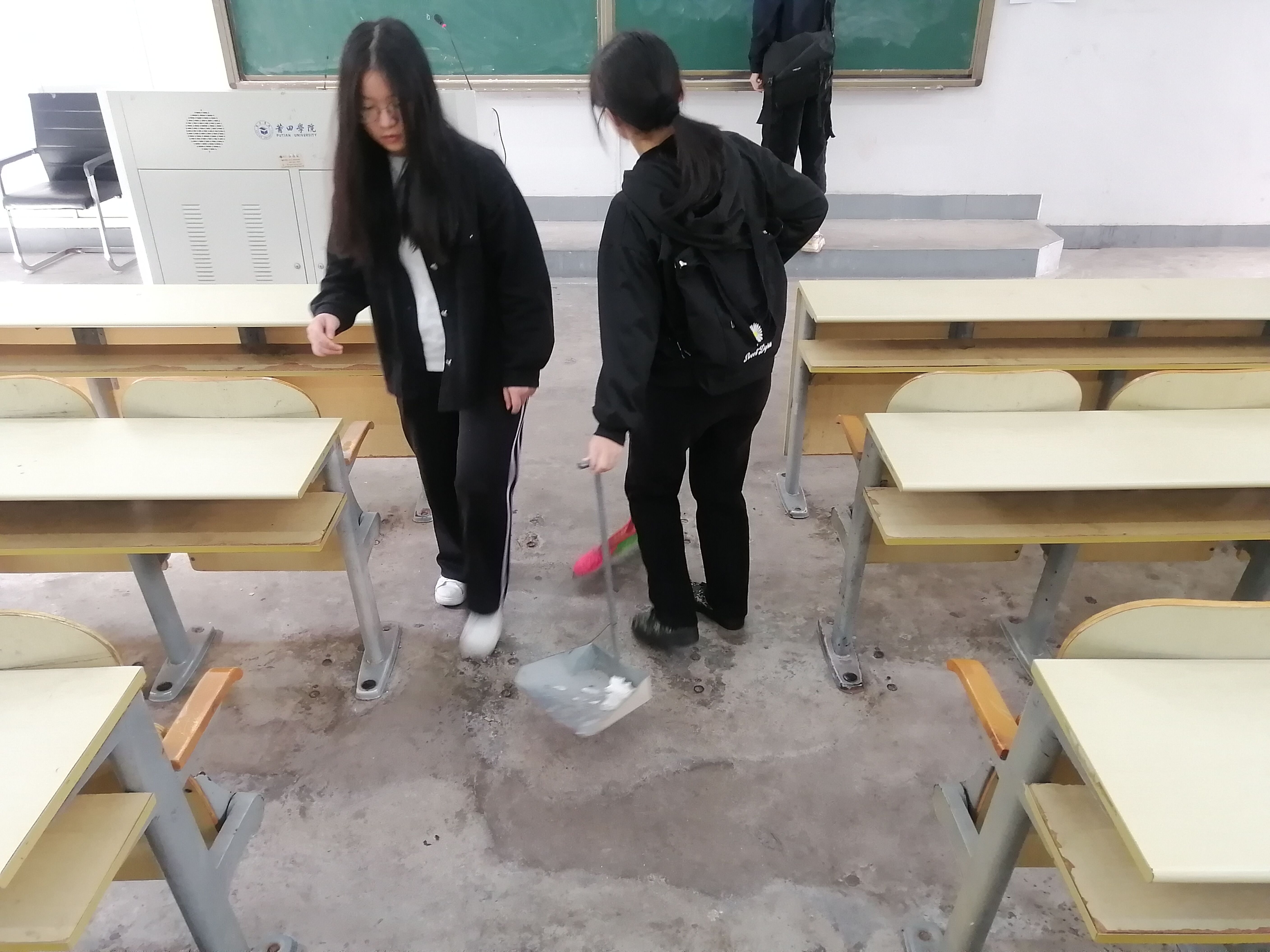 (图为同学打扫教室卫生.新工科产业学院新闻部供图 )