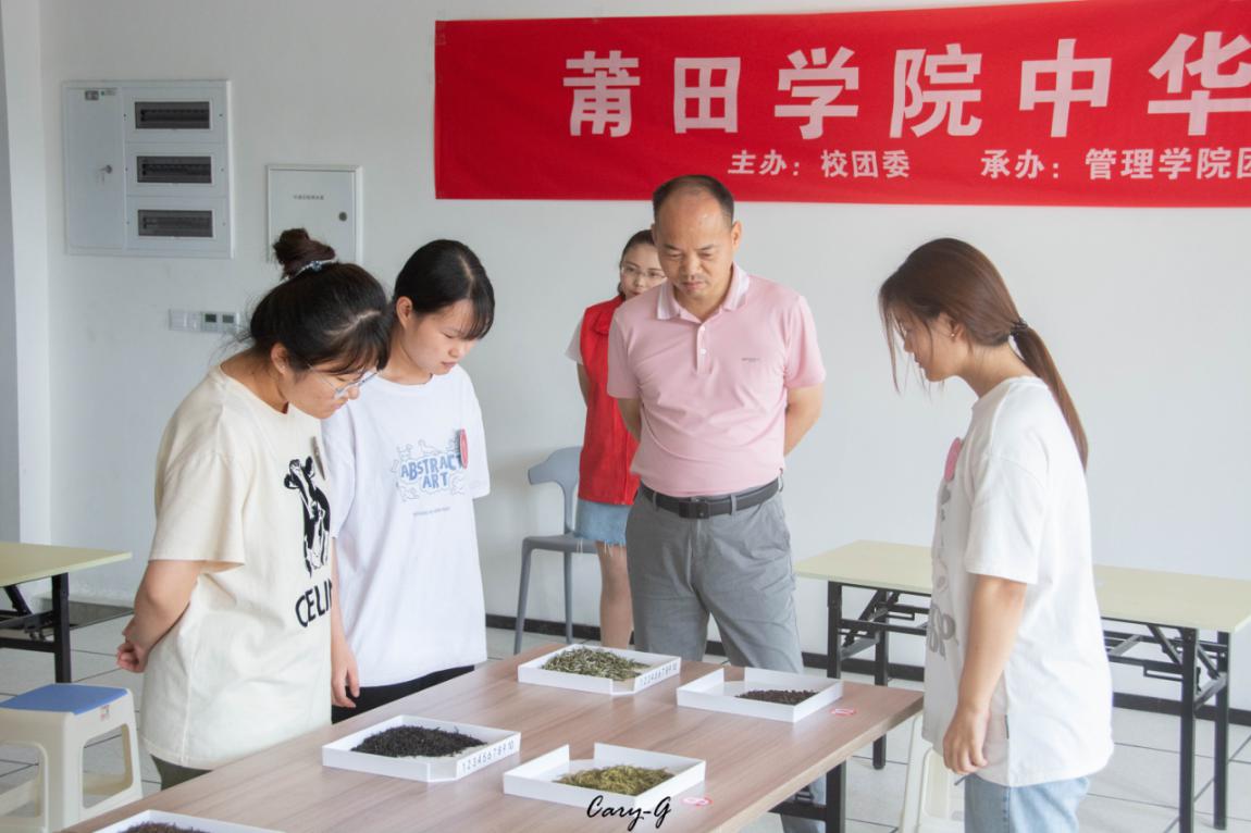 图为管理学院院长蒋长春前来观看茶样识别竞赛过程