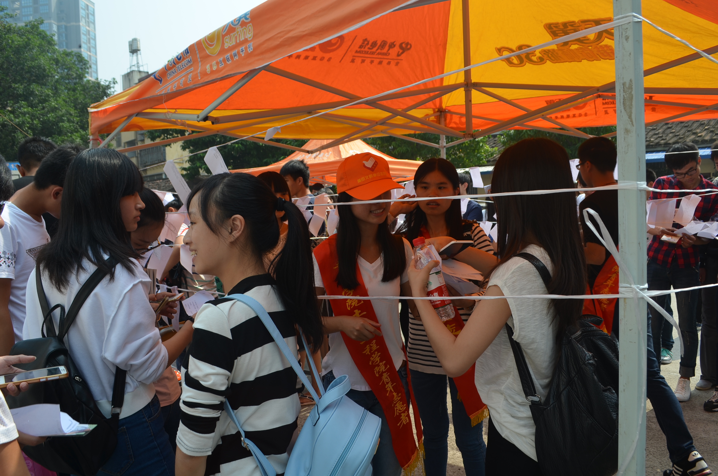 图为同学们积极答题